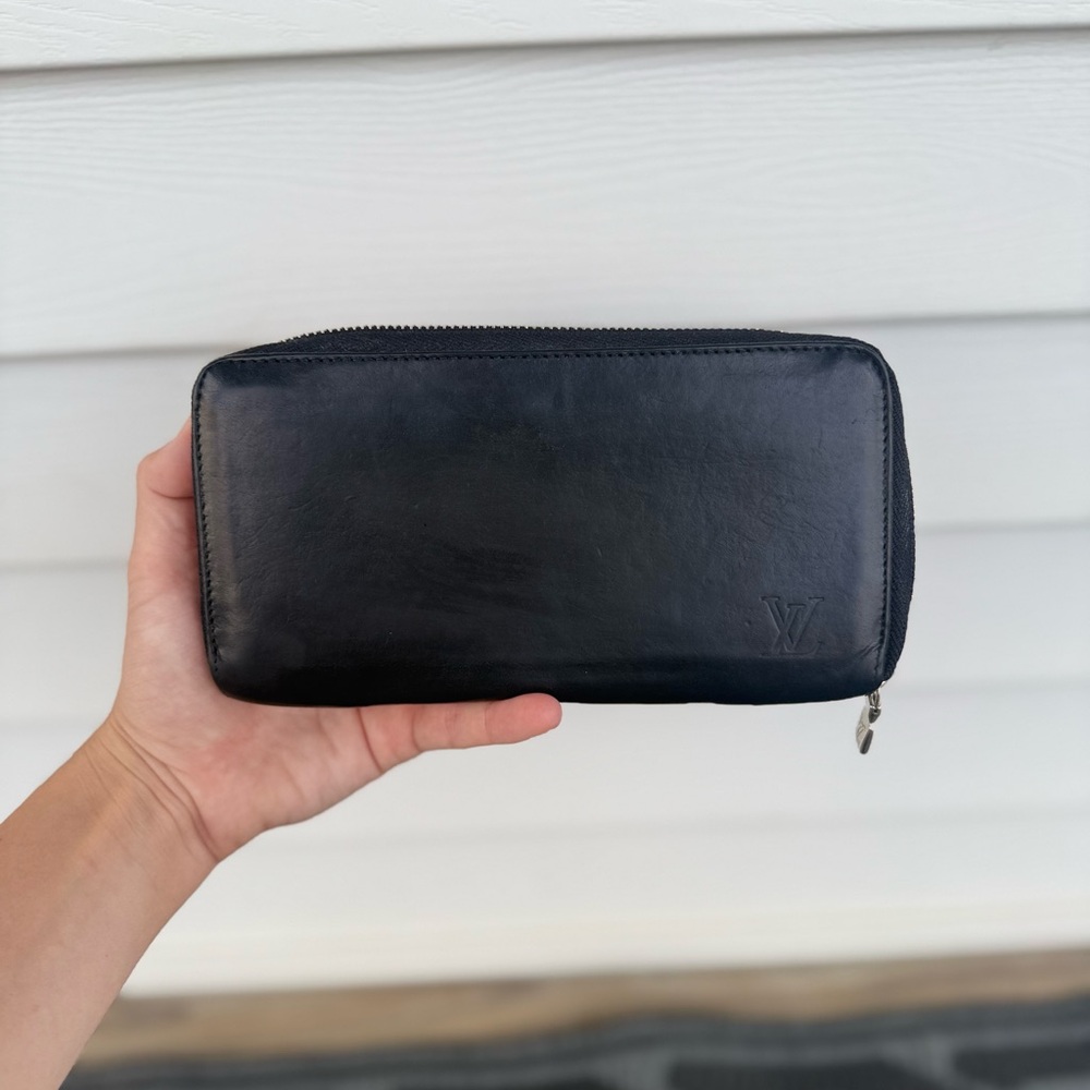 Louis Vuitton Leather Zippy Wallet with Subtle Embossed LV Monogram Logo